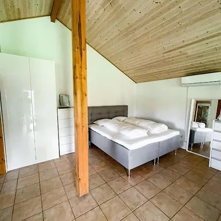 Hyggeligt Anneks Pa Thuro, Taet Pa Vandet. *